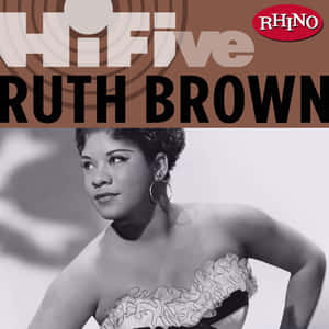 Ruth Brown身穿荷葉邊連衣裙和圈形耳環的華麗黑白肖像。 — 貝比·魯斯 壁紙