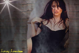 Lucy Lawless 身穿黑色連衣裙，煙熏髮型，戲劇性燈光。 — 黑色動態圖 壁紙