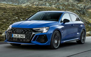 藍色奧迪RS3 Sportback在山路上疾馳。