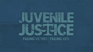 磚牆上的文字顯示 juvenile justice failing victims failing kids。 — 藍色美學 壁紙