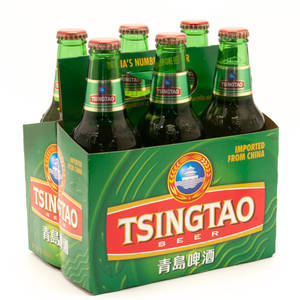 六瓶綠色青島啤酒裝在一個有品牌標識的紙板提籃中。