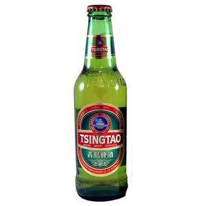 綠色青島啤酒樽，帶有多語言標籤，置於白色背景上。