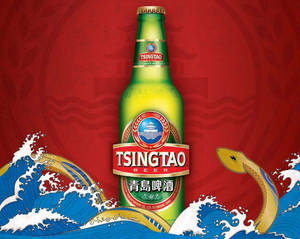 綠色青島啤酒樽，紅色背景上有龍同波浪插圖。