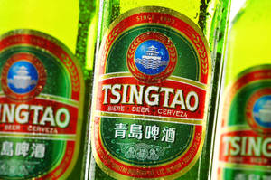冰凍青島啤酒瓶，瓶身帶有凝結水珠。