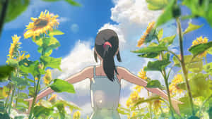 女孩在藍天白雲下的高大向日葵中張開雙臂。