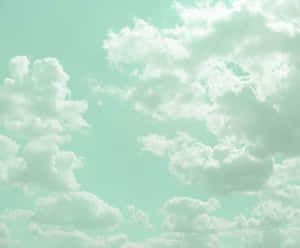 薄荷綠色天空，蓬鬆的白雲輕輕飄動 — 淺綠色美學動態圖 壁紙