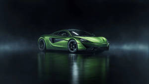 黑暗攝影棚中帶有煙霧和地板反射的螢光綠McLaren跑車。