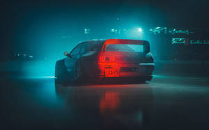黑色飄移車在夜間藍色霓虹燈下，濕漉漉的街道上亮起紅色尾燈。
