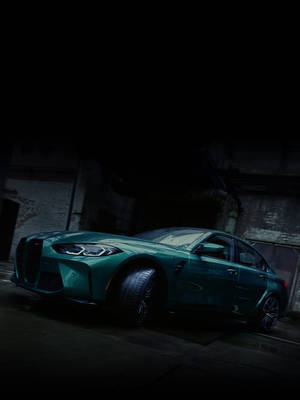 黑暗工業車庫中帶有戲劇性燈光的藍綠色BMW M3。