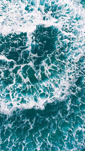 碧綠海洋波浪與白色泡沫。