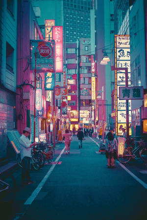 霓虹燈照亮東京小巷，行人與發光招牌的夜景。 — 城市 壁紙