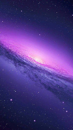 一個紫色和粉紅色的螺旋星系，周圍環繞著深空中閃爍的星星。