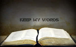 打開的聖經，後面牆上印有「KEEP MY WORDS」。