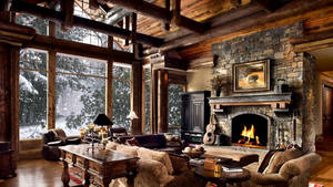 鄉村風格小屋中溫暖的壁爐，大雪從大窗戶外飄落。