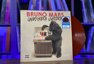Bruno Mars專輯封面，大猩猩在點唱機旁，深紅色黑膠唱片。