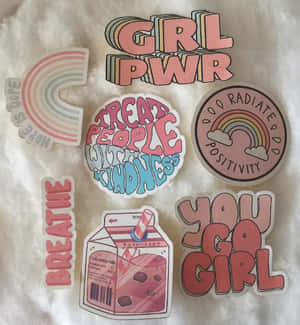 帶有「GRL PWR」和「TREAT PEOPLE WITH KINDNESS」等短語的勵志貼紙，在毛茸茸的白色背景上。