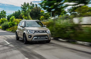 米色 SUV 在綠樹成蔭的道路上疾馳，帶有動態模糊效果。