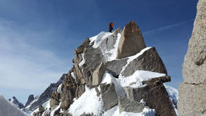 藍天下雪峰上的登山者