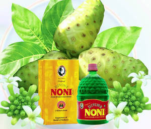 Divine Noni 飲料濃縮液瓶子和盒子，配以新鮮諾麗果和花朵。