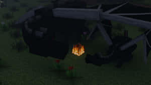 一隻黑色像素龍，帶有發光的眼睛，在夜晚坐在一個草地Minecraft場地的營火旁。