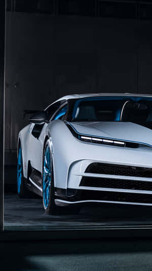 白色Bugatti超跑，藍色車輪，停在昏暗的車庫中。