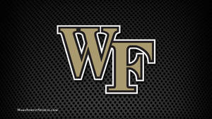 穿孔金屬背景上的 Wake Forest 運動標誌