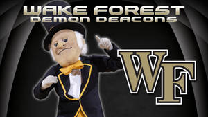 Wake Forest Demon Deacons 吉祥物着住燕尾服指向球隊標誌