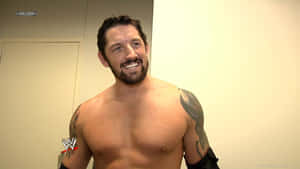 有紋身的WWE摔角手微笑赤裸上身站在後台 — WWE GIF 壁紙