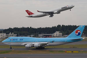兩架大韓航空飛機，一架在跑道上，一架正在起飛