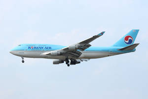 大韓航空波音747飛機在晴朗天空飛行