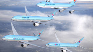 四架大韓航空貨機在雲層上方編隊飛行。