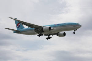 大韓航空飛機在陰天下放下起落架下降