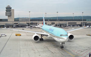 大韓航空噴射機停泊在蘇黎世機場停機坪，控制塔清晰可見。