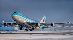 大韓航空貨運波音747從積雪跑道起飛