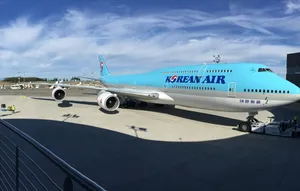 大韓航空波音747在機場停機坪,藍天白雲