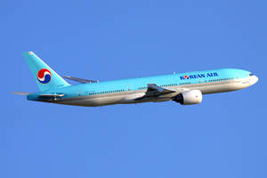 大韓航空飛機在清澈藍天飛行