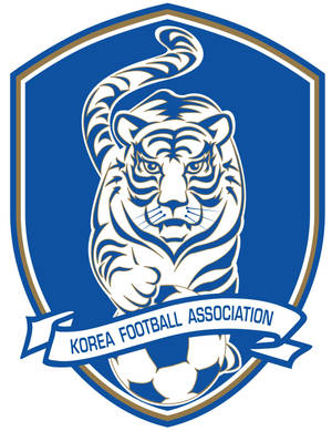 Korea Football Association 標誌，在藍色盾牌內有一隻白虎站在足球上方。 — 韓國 壁紙