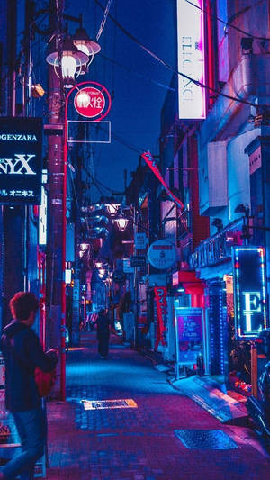 夜晚一條狹窄的日本街道，被色彩繽紛的霓虹招牌和路燈照亮。