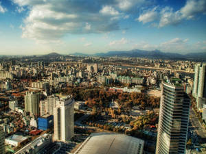 俯瞰城市，秋樹與遠山在日落時分。 — 韓國 壁紙