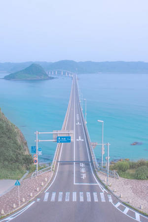 一座橫跨藍色海水、通往綠色島嶼的長橋。