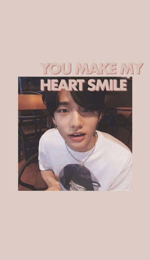 年輕男子在咖啡館微笑，帶有文字疊加顯示 you make my heart smile