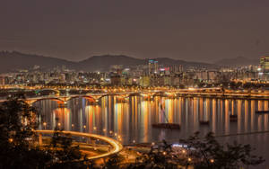 城市夜景，橋樑和建築物在河流中倒映。 — 香港 壁紙