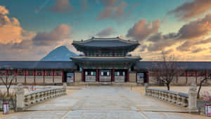 日落時分傳統韓國宮殿大門，以山峰為背景
