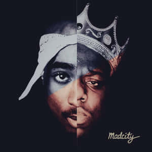 Tupac Shakur 戴頭巾和皇冠的分割臉孔，背景深色。