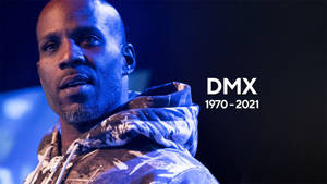 DMX 身穿連帽衛衣的肖像，附有紀念他生平的文字 1970-2021。