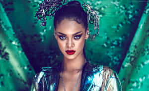 Rihanna 穿著華麗的金屬服裝，紅唇和銀色頭飾，背景是綠色。