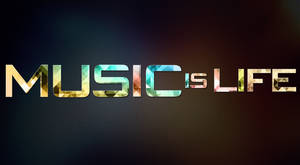 粗體幾何文字顯示 'MUSIC IS LIFE'，帶有彩色切面，背景為深色漸變。 — 音樂美學 壁紙