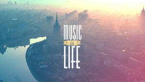 日出時的城市天際線，河流和文字 music is life — 音樂 GIF 壁紙