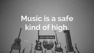手拿樂器，引用Jimi Hendrix的話：音樂是一種安全的高潮。