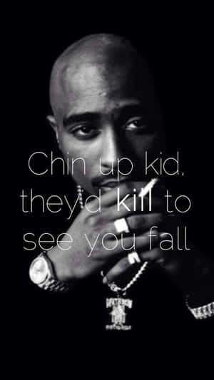 Tupac Shakur手持香煙，疊加了引言「Chin up kid theyd kill to see you fall」。